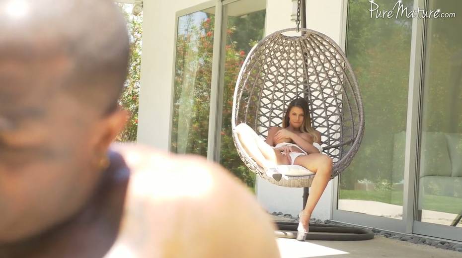 Tantalizing milf with juicy ripe boobs Brooklyn Chase goes black for the first time - 3. pic