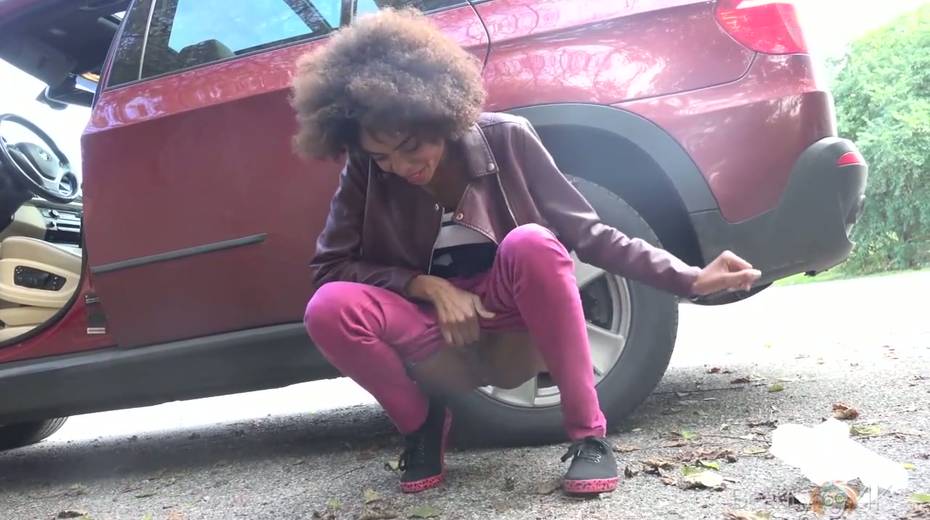 Ebony girlfriend Luna Corazon gives a blowjob in the car and squirts all over the place - 3. pic