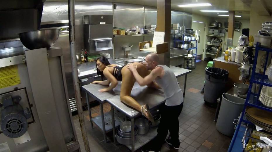 Slut with hell working cunt Gianna Nicole is fucked on the kitchen table - 5. pic