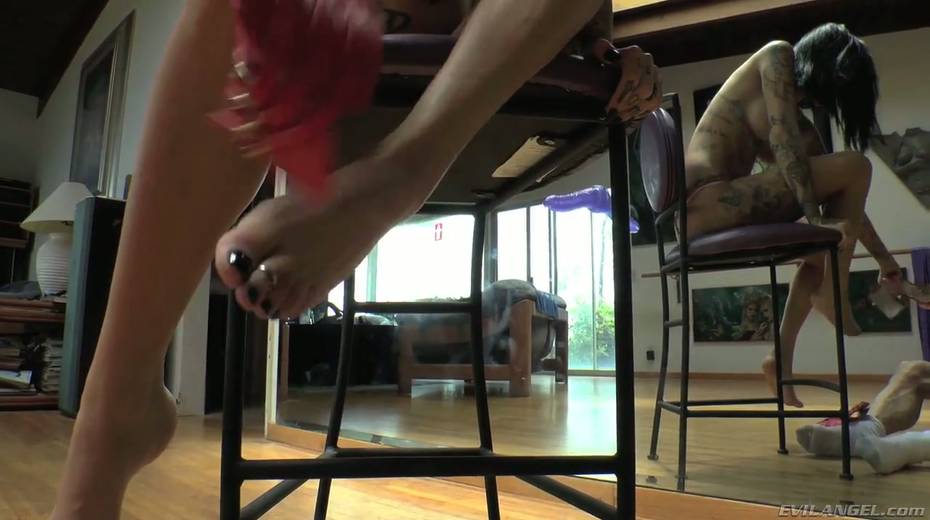 Foot fetish chick Virgo Peridot shows off her sexy feet - 11. pic