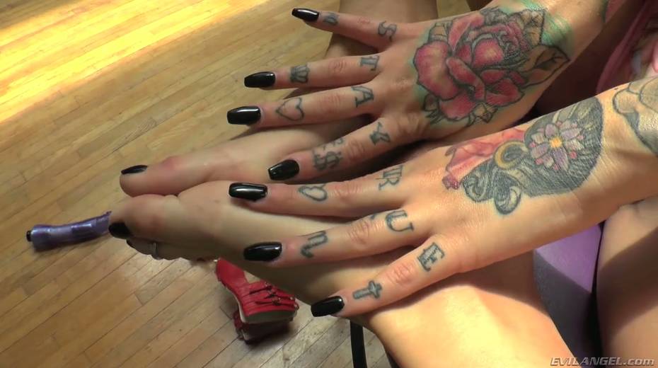 Foot fetish chick Virgo Peridot shows off her sexy feet - 25. pic