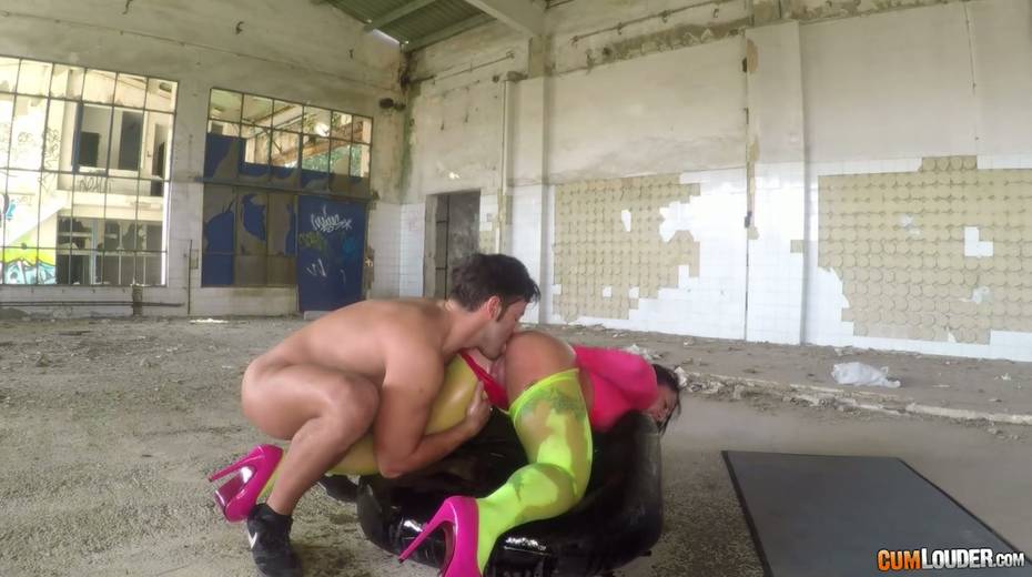 Whorish female body builder Deborah Wild has quickie in the abandoned house - 6. pic