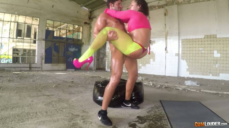 Whorish female body builder Deborah Wild has quickie in the abandoned house - 18. pic