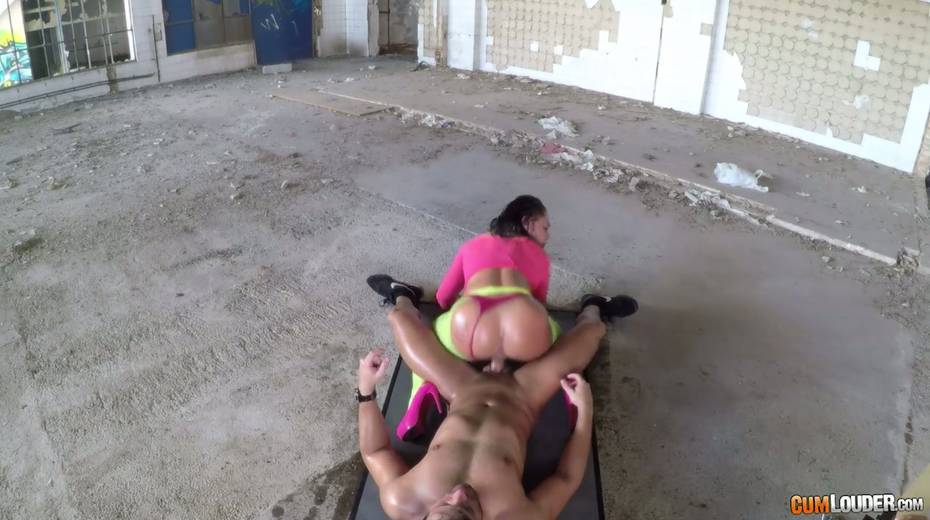 Whorish female body builder Deborah Wild has quickie in the abandoned house - 28. pic