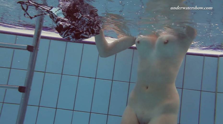 Big tittied swimming babe Sima Lastova strips under the water - 6. pic