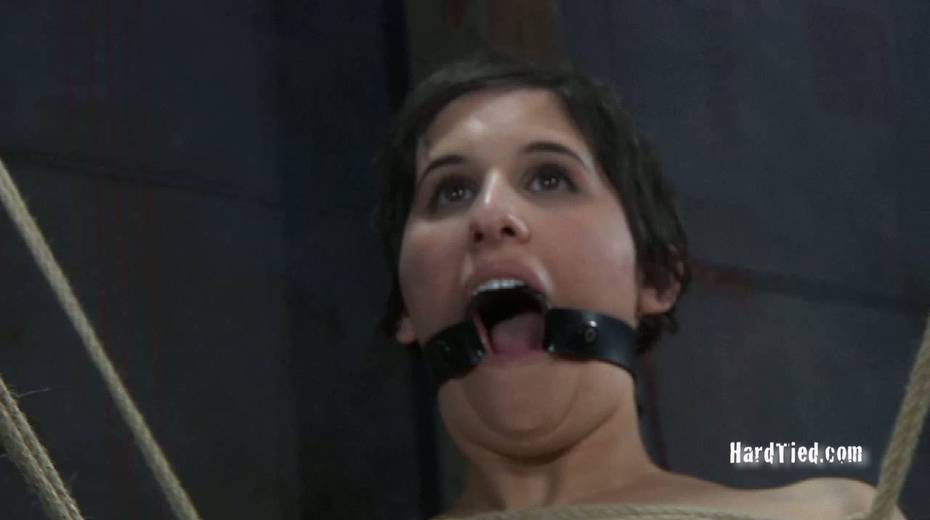 Slut Marina gets her pussy punished in the dark room - 11. pic