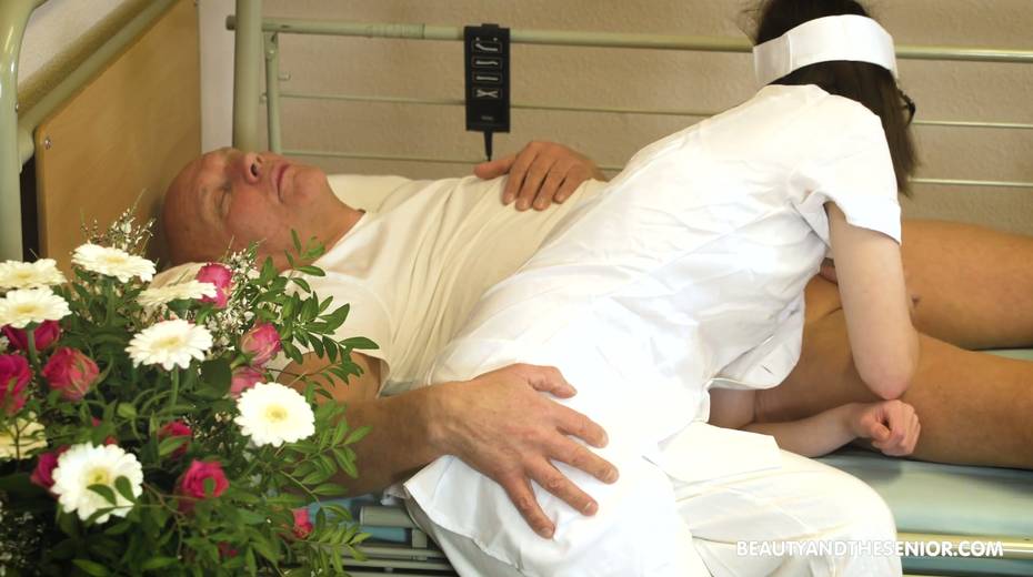 Cum-thirsty young nurse Sara Bell gives a blowjob to old patient - 15. pic