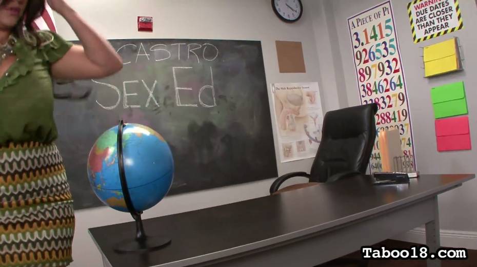 Slutty college chick Tara Lynn Holmes gives a tugjob and blowjob in front of teacher - 4. pic