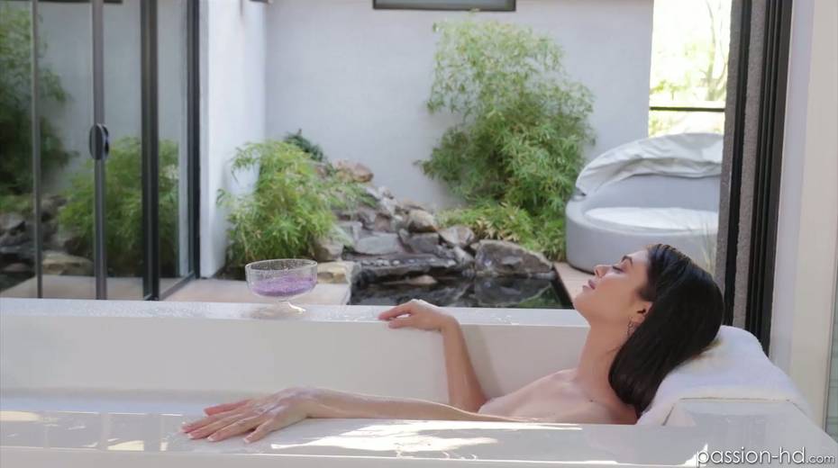 Beautiful angel Marina Woods takes a bath before making love with her BF - 4. pic