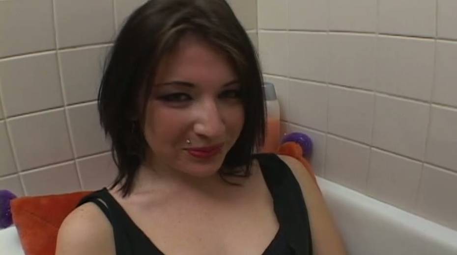Ugly porn slut Joanna plays with her pussy in the bathroom - 2. pic