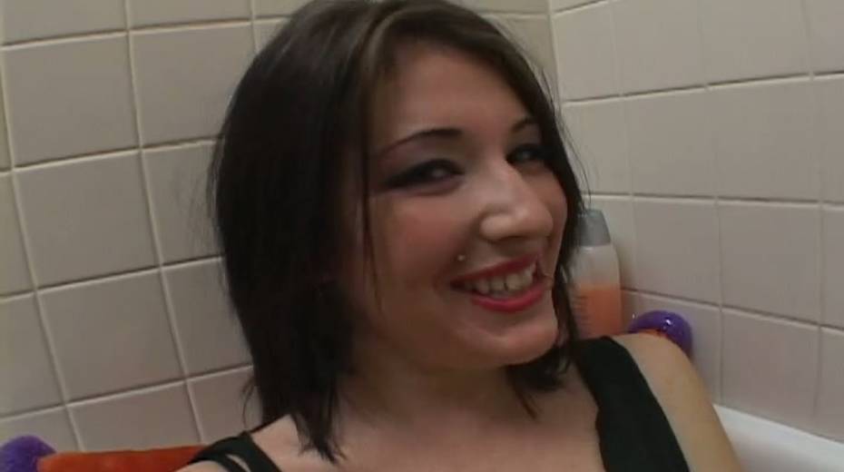 Ugly porn slut Joanna plays with her pussy in the bathroom - 4. pic
