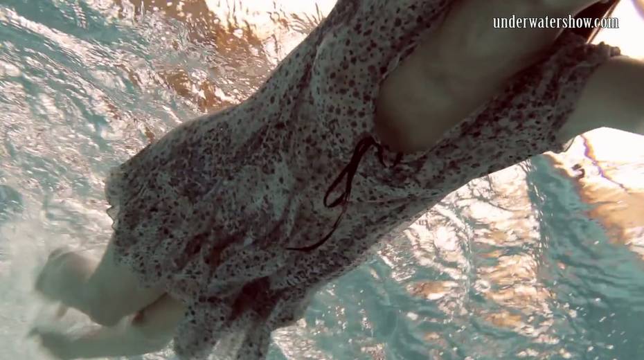 Sexually charged babe Loris Licicia is stripping under the water - 2. pic