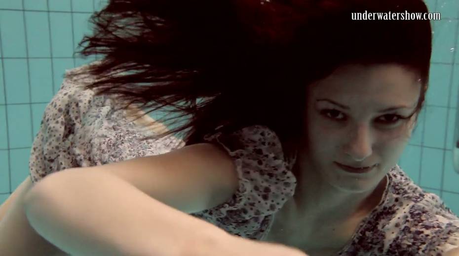 Sexually charged babe Loris Licicia is stripping under the water - 4. pic