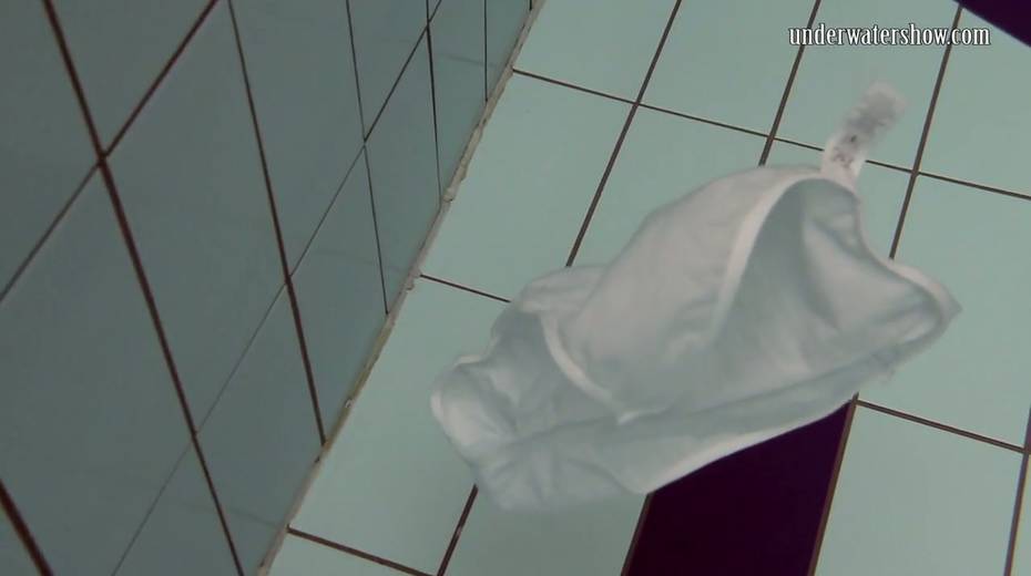 Sexually charged babe Loris Licicia is stripping under the water - 7. pic