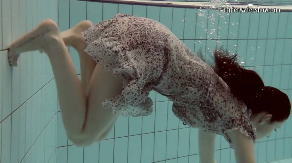 Sexually charged babe Loris Licicia is stripping under the water - 8. pic