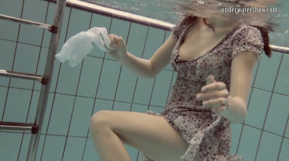 Sexually charged babe Loris Licicia is stripping under the water - 10. pic