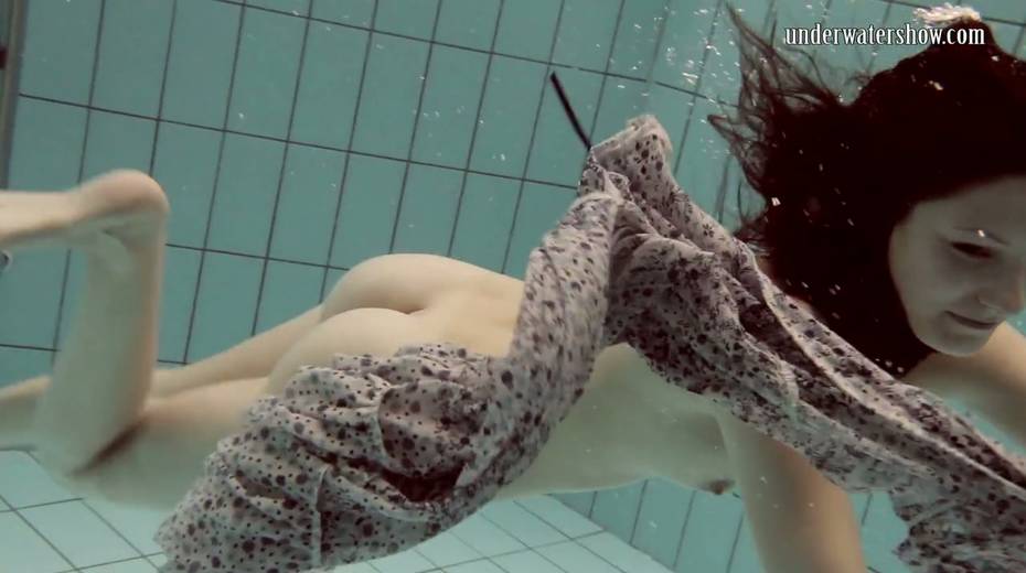 Sexually charged babe Loris Licicia is stripping under the water - 14. pic