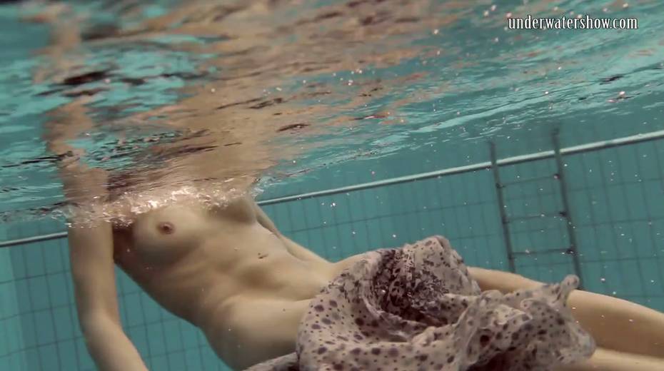 Sexually charged babe Loris Licicia is stripping under the water - 15. pic