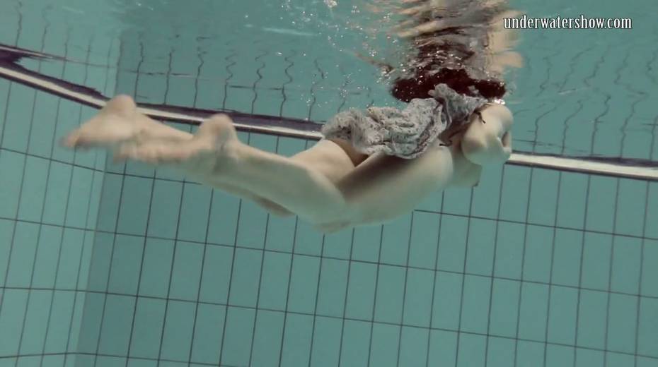 Sexually charged babe Loris Licicia is stripping under the water - 16. pic