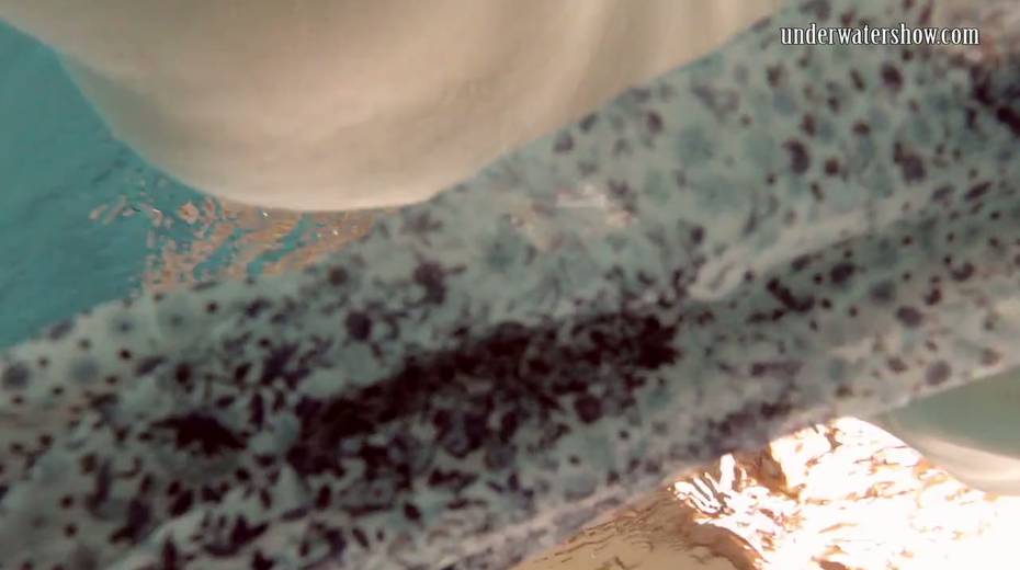 Sexually charged babe Loris Licicia is stripping under the water - 17. pic