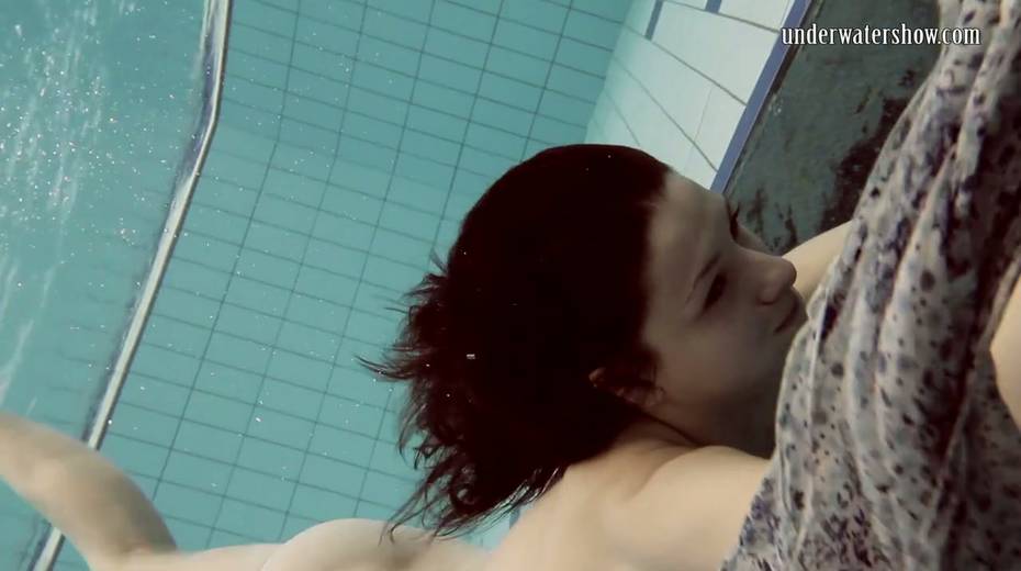Sexually charged babe Loris Licicia is stripping under the water - 23. pic