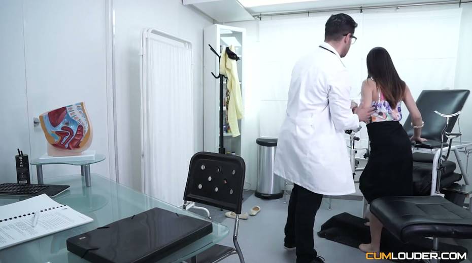 Gynecologist fucks and licks pussy of Spanish babe Lucia Nieto - 4. pic