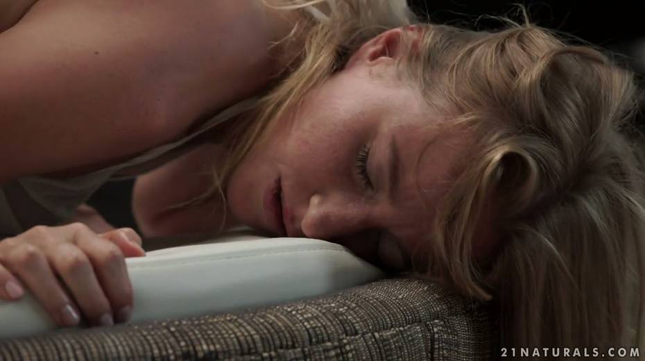 Graceful babe Kiki Cyrus is fucked in her tempting anus - 25. pic