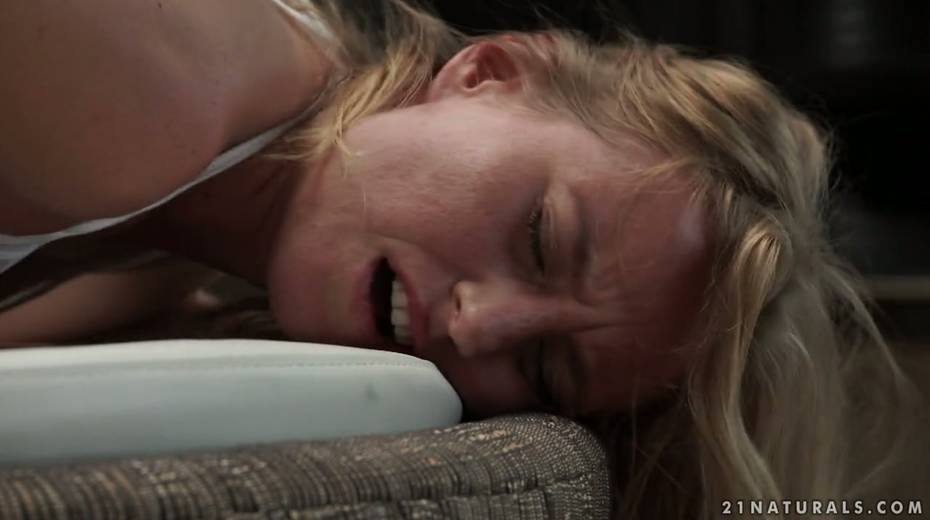 Graceful babe Kiki Cyrus is fucked in her tempting anus - 27. pic