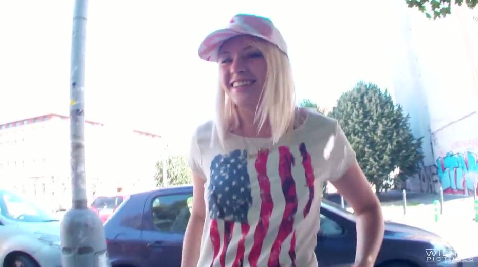 Smiling blonde Lola Taylor provides her fellow with a great blowjob - 4. pic