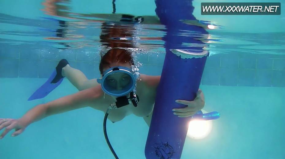 Hot diver Minnie Manga is masturbating her pussy under the water - 7. pic