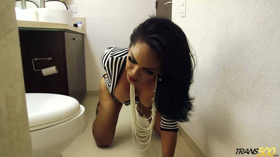 Hot blooded tranny with a huge ass Caroline Brekara is jerking off hard dick - 4. pic