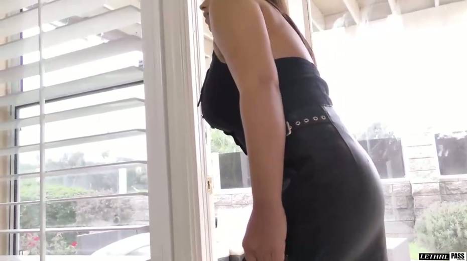 Big tittied seductress Ella Knox gives her head and gets laid hard - 2. pic
