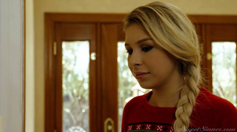Dude in Santa hat fucks sweet looking and sex-starved babe Gia Paige - 4. pic