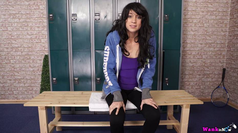 Sinful British chick Tracy Rose is masturbating muff in the locker room - 2. pic