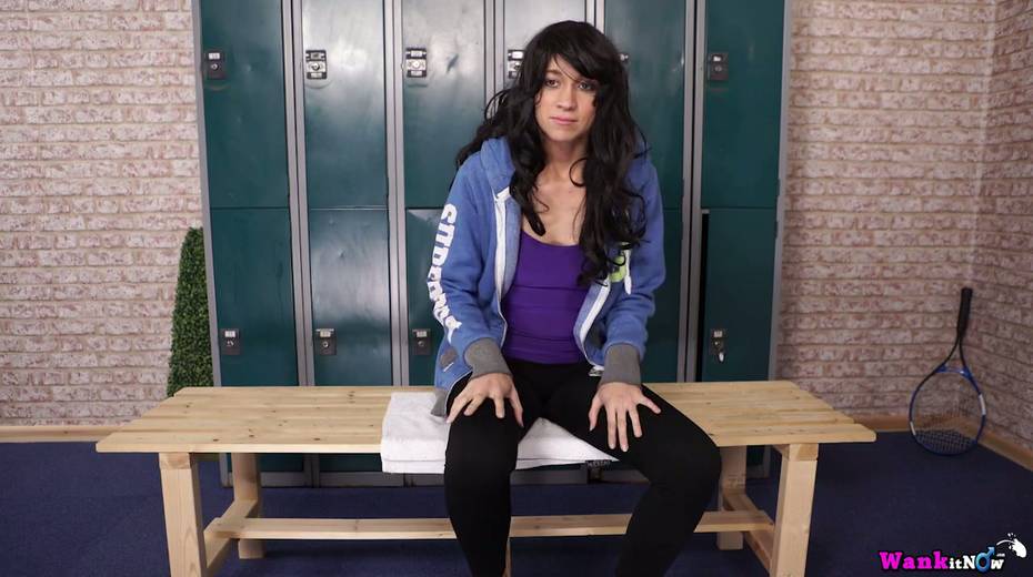 Sinful British chick Tracy Rose is masturbating muff in the locker room - 3. pic