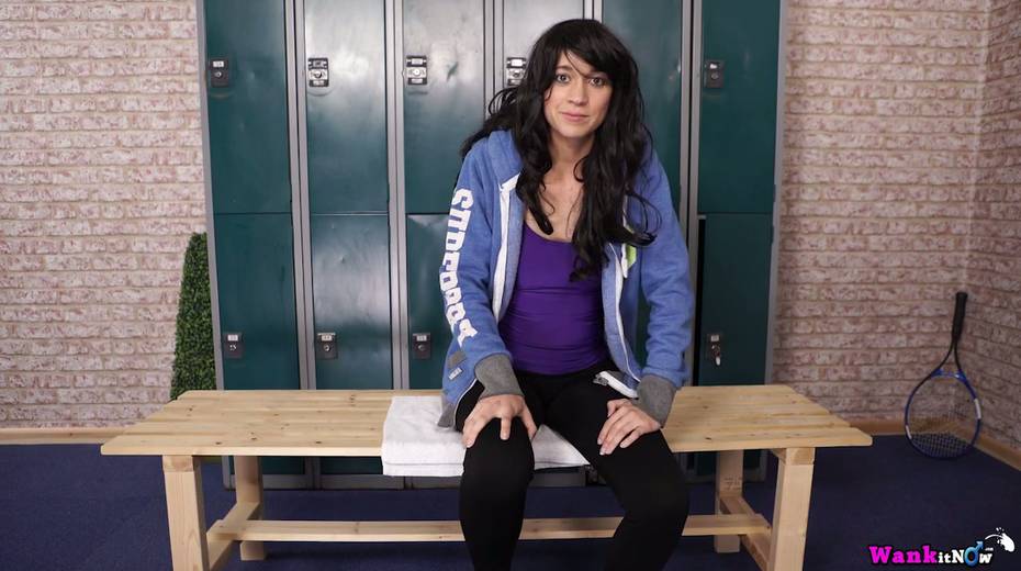 Sinful British chick Tracy Rose is masturbating muff in the locker room - 4. pic
