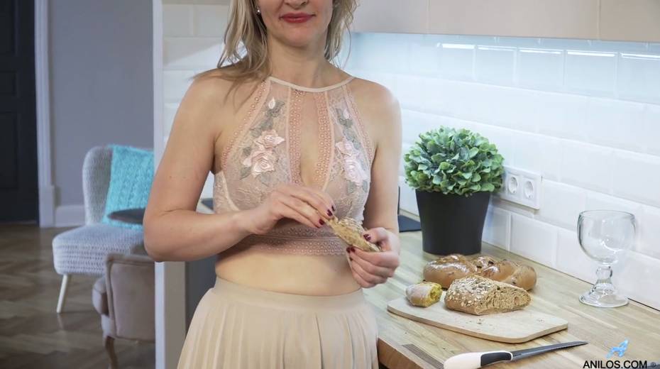Good looking housewife Midge is finger fucking her yummy pussy - 3. pic