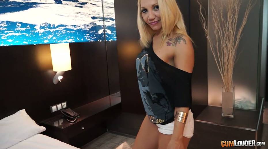 Glamorous blonde with tatts Ginger Hell gives a blowjob and gets her slit nailed - 2. pic