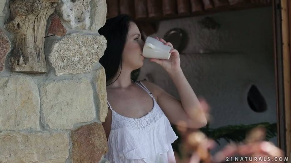 Coquette in white socks Kittina Ivory gets her anal hole fucked early in the morning - 2. pic