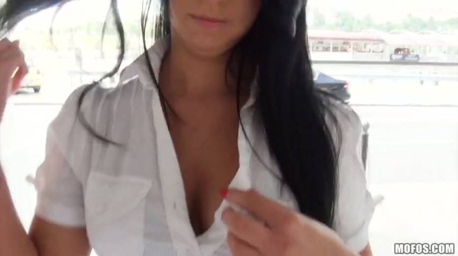 Busty temptress Suzy Fox loves giving blowjobs in public - 2. pic