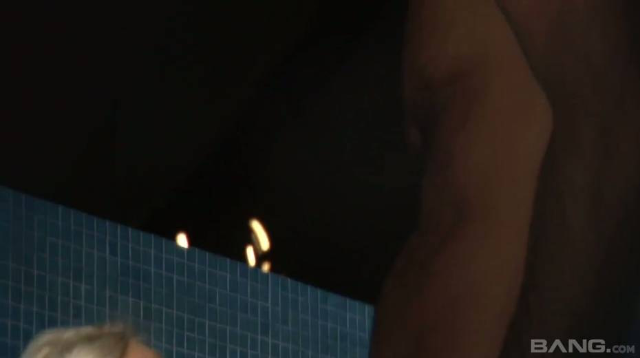 Fucking hot blonde Zafira May strips under the shower and serves her client - 5. pic