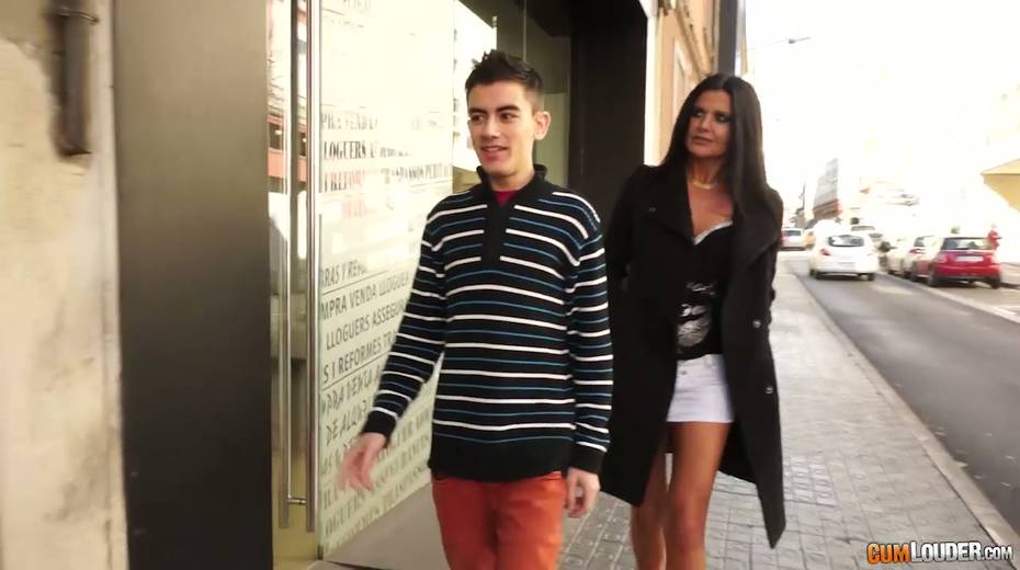 Romanian milf Soraya Rico hooks up with two hot blooded guys - 4. pic