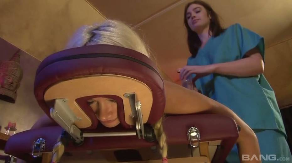 Perverted masseuse Jodi Taylor fucks oiled up client with a big strapon - 2. pic