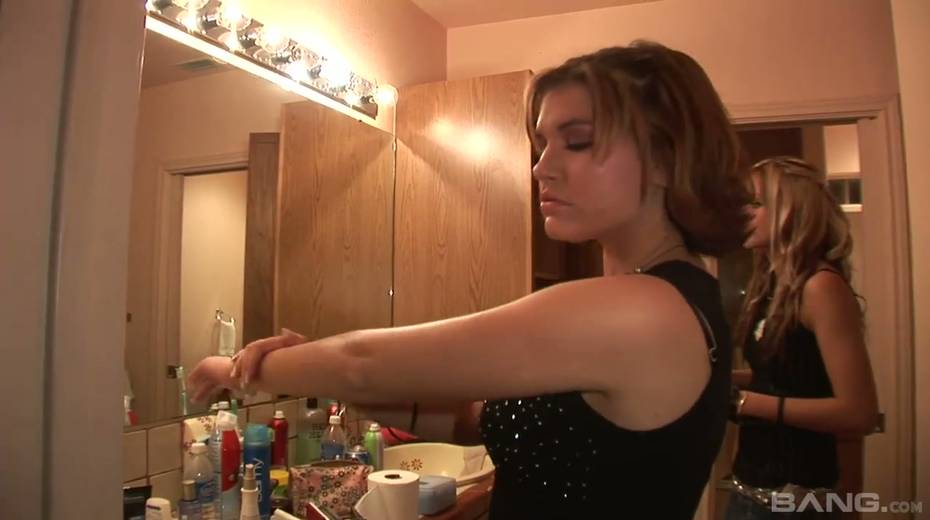 Bootyful and busty amateur hottie Bianca shows her assets - 3. pic