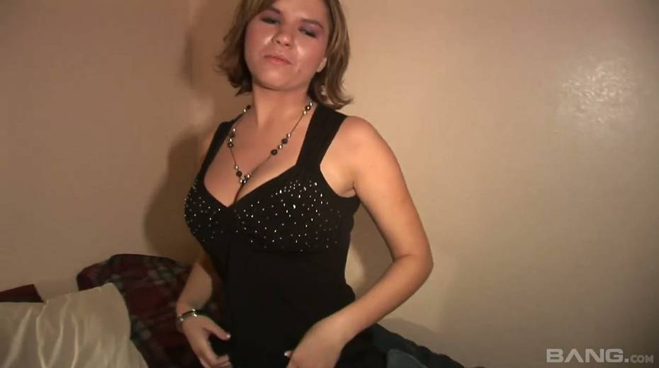 Bootyful and busty amateur hottie Bianca shows her assets - 8. pic
