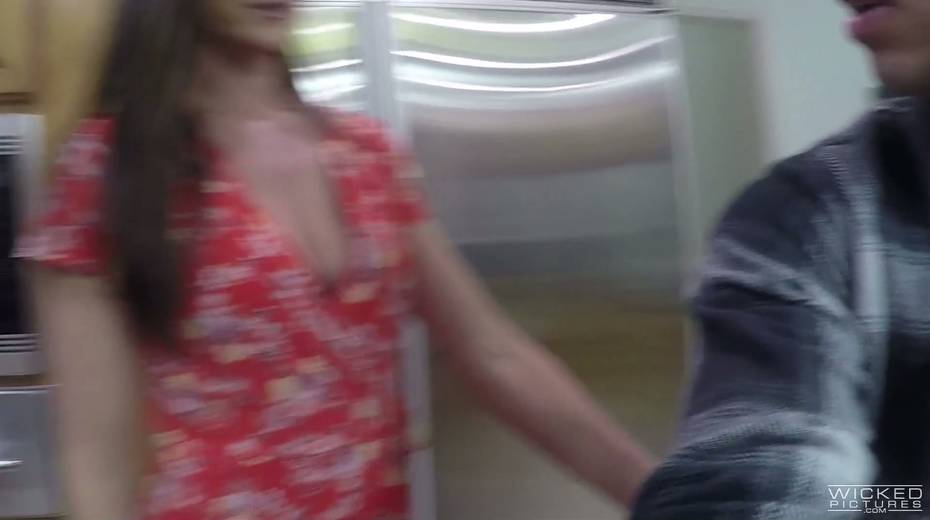 Mom's best friend Sofie Marie turned to be insatiable cum-thirsty bitch - 3. pic