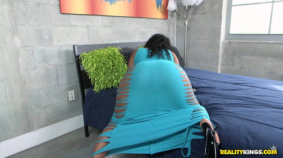 Bootyful ebony bitch Finesse shows her tits and super yummy ass - 16. pic