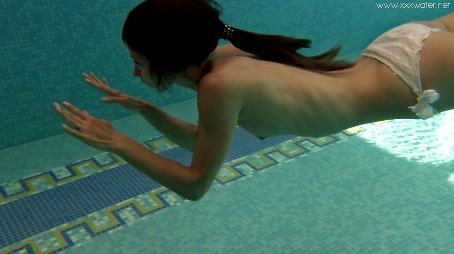 Sexy Irina Russaka gets naked and enjoys swimming under the water - 7. pic