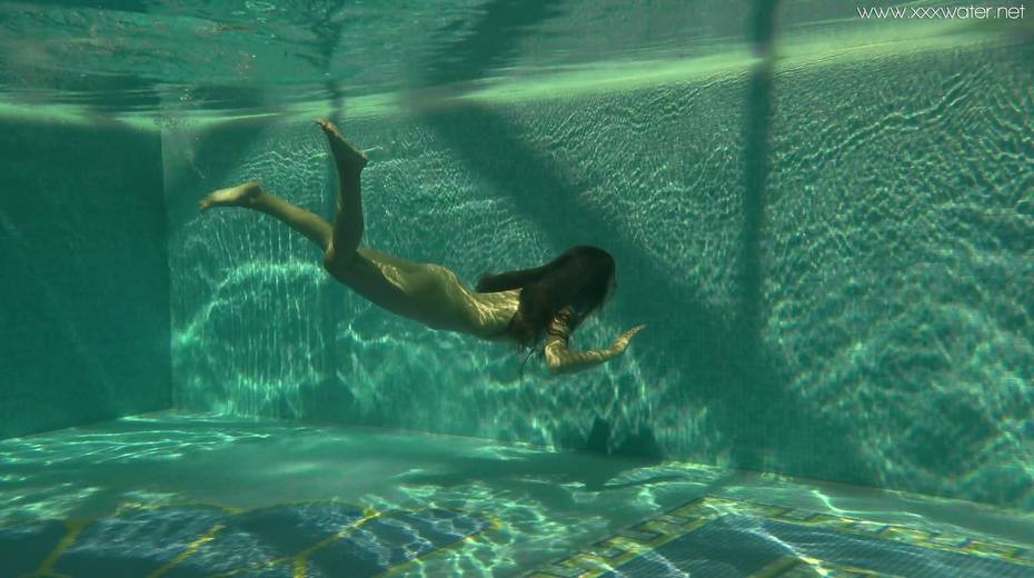 Sexy Irina Russaka gets naked and enjoys swimming under the water - 10. pic