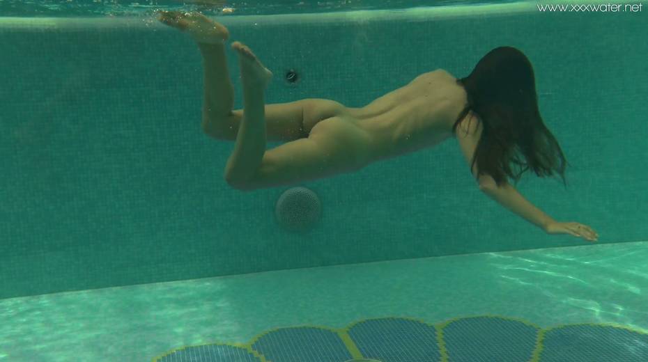 Sexy Irina Russaka gets naked and enjoys swimming under the water - 13. pic